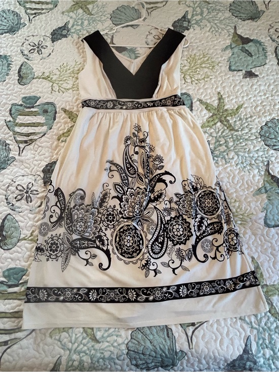 Cato Dresses & Skirts - Cato Black and White Sleeveless Floral V-Neck Fit-and-Flare Dress